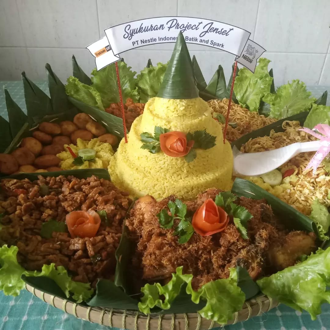 Nasi Kuning Tumpeng Ayam